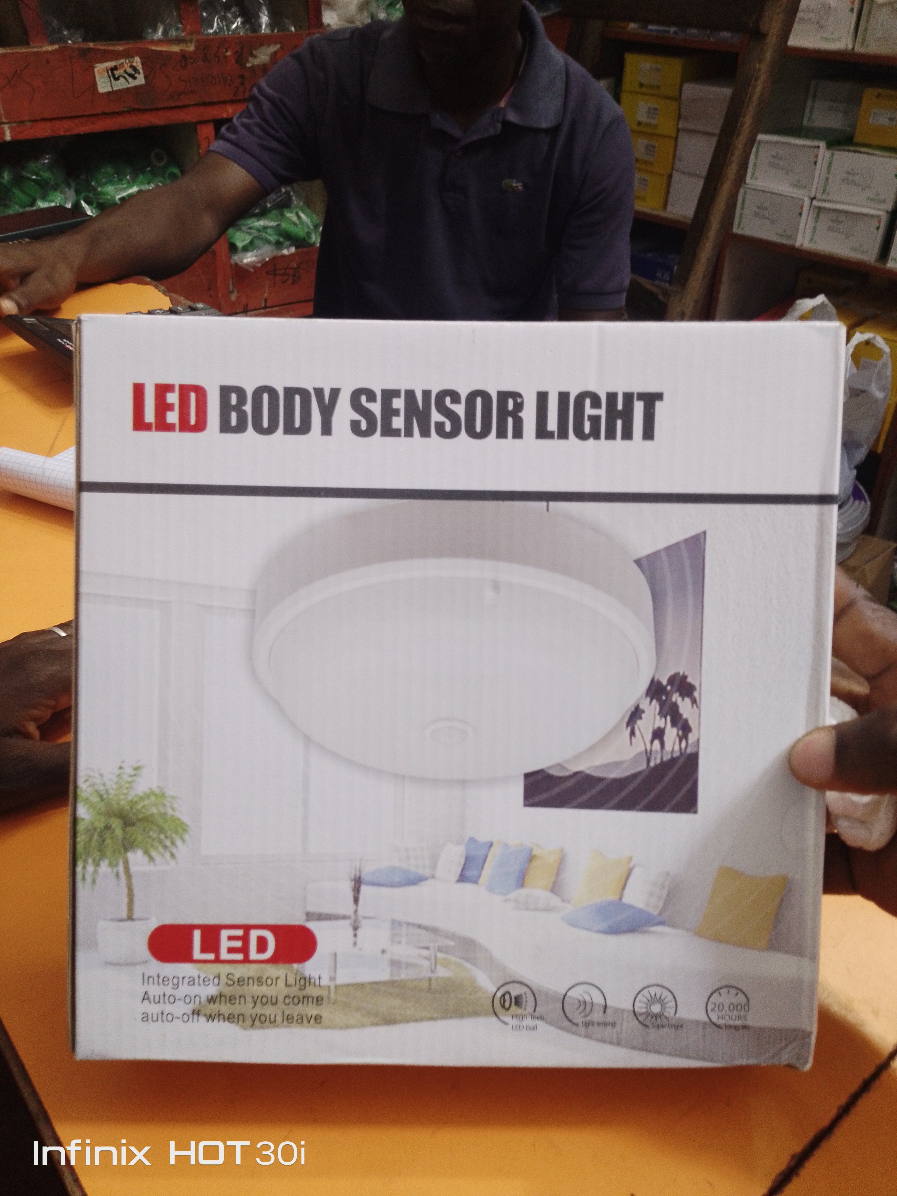 Une ampoule led détecteur de mouvement 20w