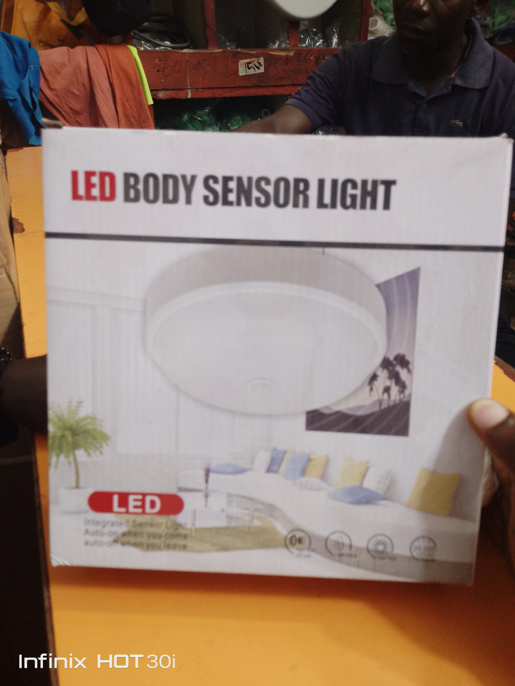 Une ampoule led détecteur de mouvement 20w