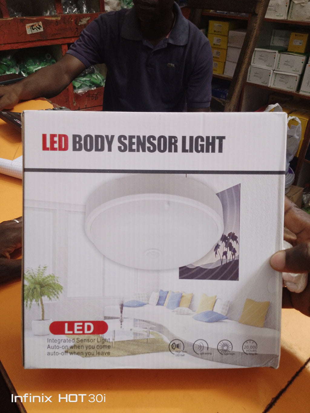 Une ampoule led détecteur de mouvement 20w